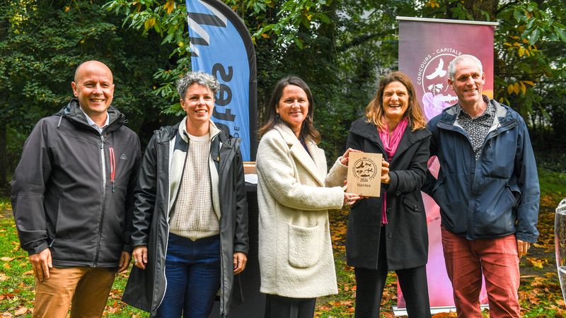 Vendredi 25 octobre, le trophée de « meilleure commune 2024 pour la biodiversité » a été remis officiellement à Johanna Rolland, maire de Nantes, et Romaric Perrocheau, directeur du service Nature et jardins, par Caroline Gutleben, directrice de l’association Plante et Cité, Nathalie Franquet, directrice régionale de l’Office français de la biodiversité Pays de la Loire, et Éric Le Mitouard, du Cerema. © Thierry Mézerette