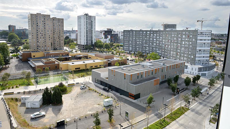 La maison des Haubans (au premier plan), devant le groupe scolaire Henri Bergson. A droite, l’immeuble Tchécoslovaquie, sur le toit duquel sera installée la centrale photovoltaïque.