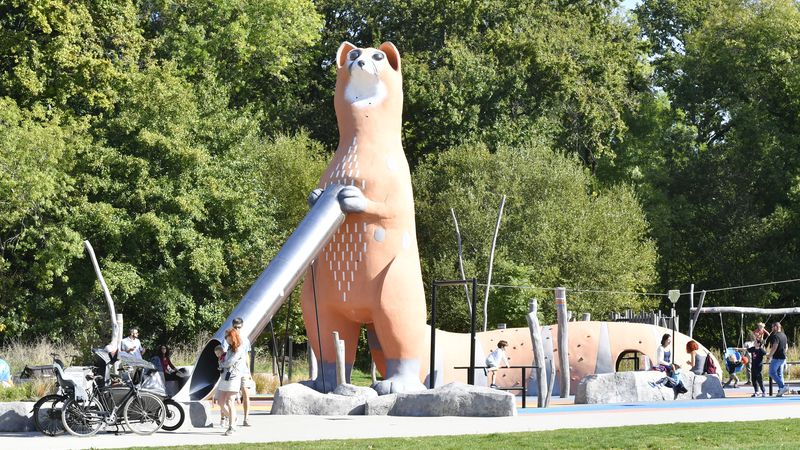 Dans le Parc de la Sèvre, inauguré en 2022, une aire de jeux, dominée par une genette géante, fait le bonheur des enfants. © Rodolphe Delaroque