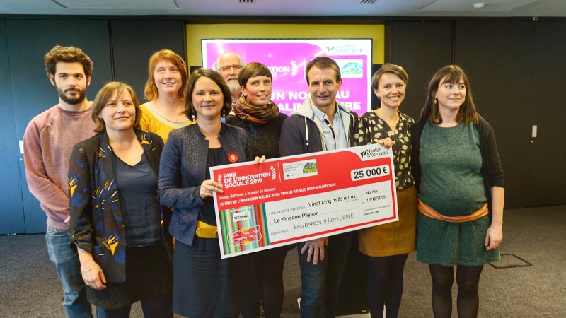 Elsa Baron, Rémi Beslé et les membres du collectif Kiosque paysan ont reçu un chèque de 25 000 € avec le prix de l'innovation sociale.