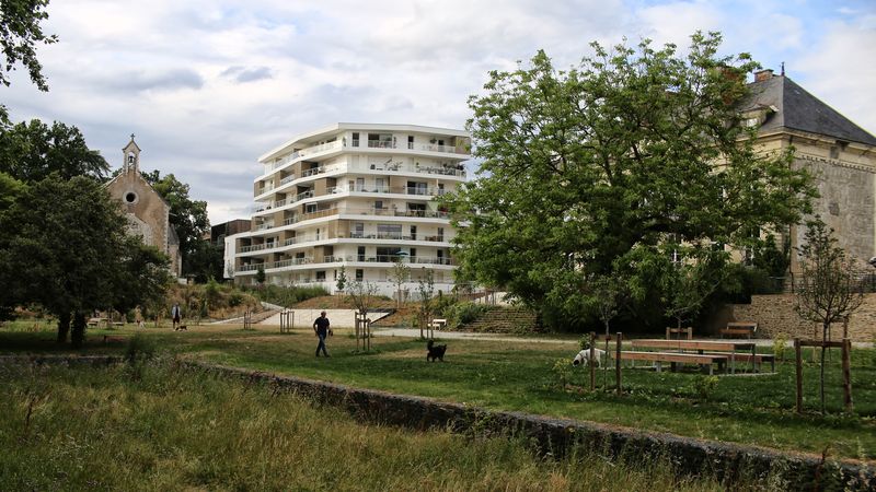 Le site a été transformé pour accueillir 400 nouveaux logements et la Ville de Nantes a aménagé les espaces verts qui lui ont été rétrocédés afin de reconnecter le quartier Nantes Sud aux berges de la Sèvre nantaise. © Romain Boulanger