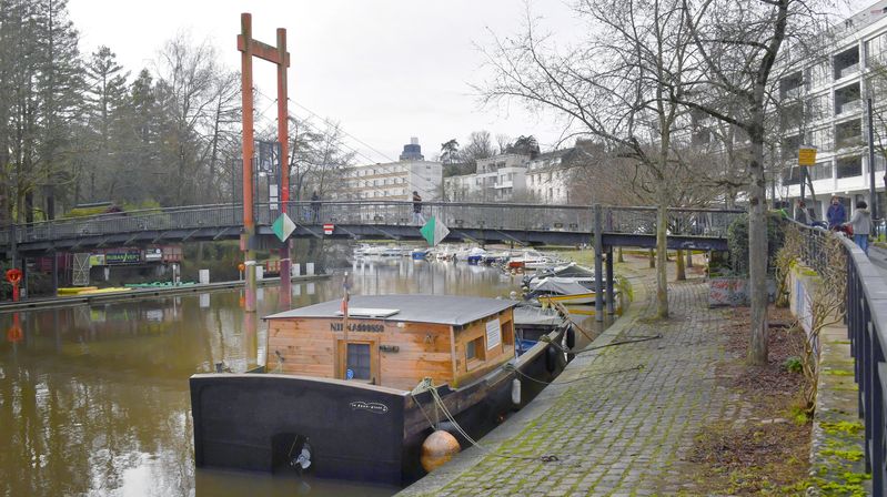 La passerelle d’accès à l’île de Versailles par la rive droite de l’Erdre est fermée de février à mai 2025, le temps de rénover cet ouvrage piéton construit en 1987. © Rodolphe Delaroque