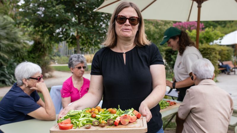 Comme ici en juillet 2023 au Jardin des plantes, la récolte des légumes est l’occasion d'ateliers cuisine, baptisés « papote et popote », suivis de repas partagés. © Céline Jacq