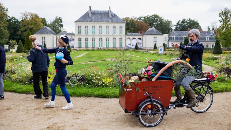 Comme chaque année depuis 2020, la distribution des légumes cultivés dans les 25 potagers solidaires et participatifs de la Ville est l’occasion de mettre la nutrition au centre d’animations et ateliers.  © Garance Wester