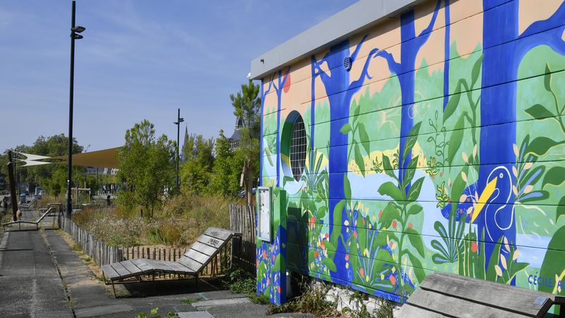 La peintre et illustratrice Cécile Aurégan a investi un local sanitaire de 60 m² avec une fresque aux teintes bleues et vertes représentant la faune et la flore de Loire-Atlantique. © Rodolphe Delaroque