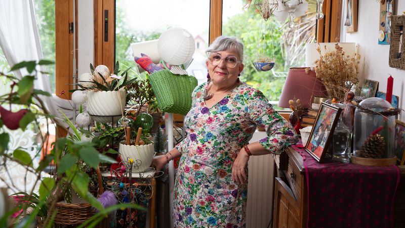 Nathalie Cornu, 61 ans est retraitée de l’éducation nationale. Elle habite à Vertou depuis 1987 avec son compagnon, ils ont trois enfants. Son réflexe est la seconde main que ce soit pour les meubles, les vêtements, les plantes, ses loisirs créatifs… © Christiane Blanchard