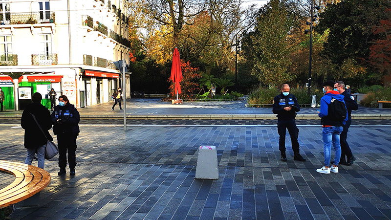 Les missions de la police municipale sont nombreuses. Ici, un contrôle des attestations a lieu devant la gare de Nantes.