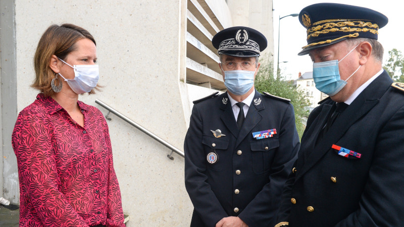 Johanna Rolland a accueilli les nouveaux policiers nationaux aux côtés de Nicolas Jolibois (au centre), directeur départemental de la sécurité publique, et Didier Martin (à droite), préfet des Pays-de-la-Loire.
