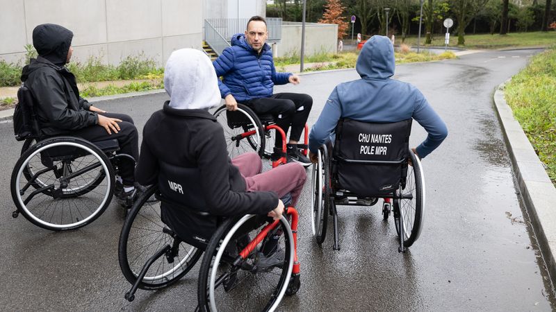 Identifiés comme ayant des comportements à risque sur la route, les jeunes ont pu essayer à leur tour des fauteuils © Ludovic Failler.