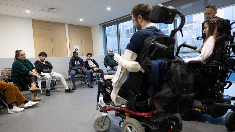 Un groupe de six jeunes ont entendu les témoignages de deux personnes handicapées suite à des accidents de la route © Ludovic Failler.