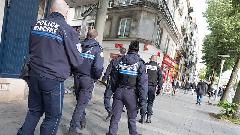 Polices municipale et nationale patrouillent ensemble à Nantes.