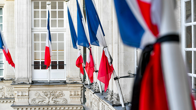 Photo des drapeaux en berne à l'hôtel de ville de Nantes.