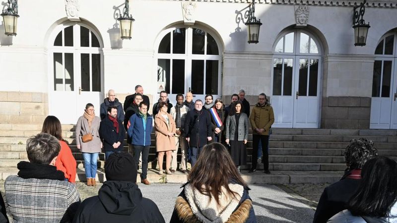 Les élus nantais réunis à l'hôtel de ville de Nantes pour l’hommage national aux victimes du cyclone Chido © Patrick Garçon.