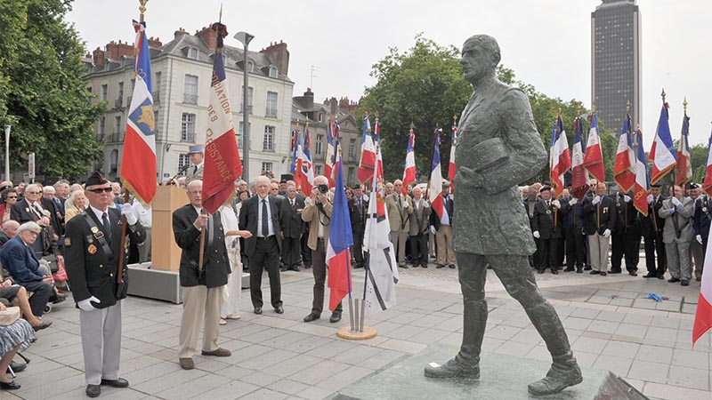 Le 18 juin 2010, 70 ans après l’Appel de Londres, une statue du général de Gaulle était inaugurée sur l’esplanade des Cinq communes compagnons de la Libération, située à l’extrémité du cours des 50-Otages à Nantes.