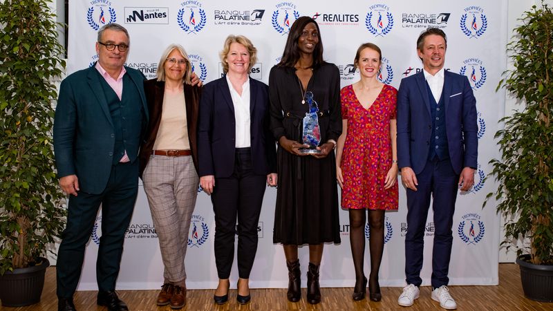 Nodjialem Myaro, présidente de la Ligue féminine de handball, a été récompensée du trophée de la personnalité pour cette première édition des trophées Alice Milliat. Crédit : Fondation Alice-Milliat