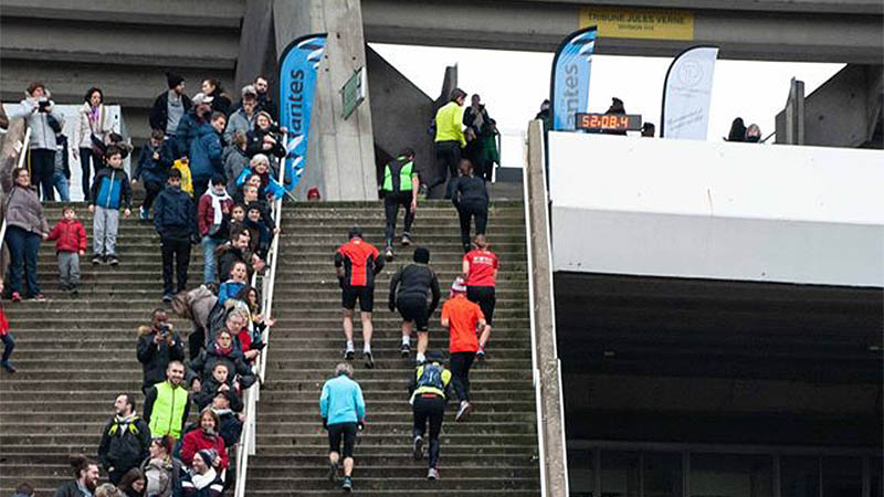 Les coureurs se mesurent à deux reprises aux 360 marches de la tribune Jules-Verne du stade de La Beaujoire. © Alpac.