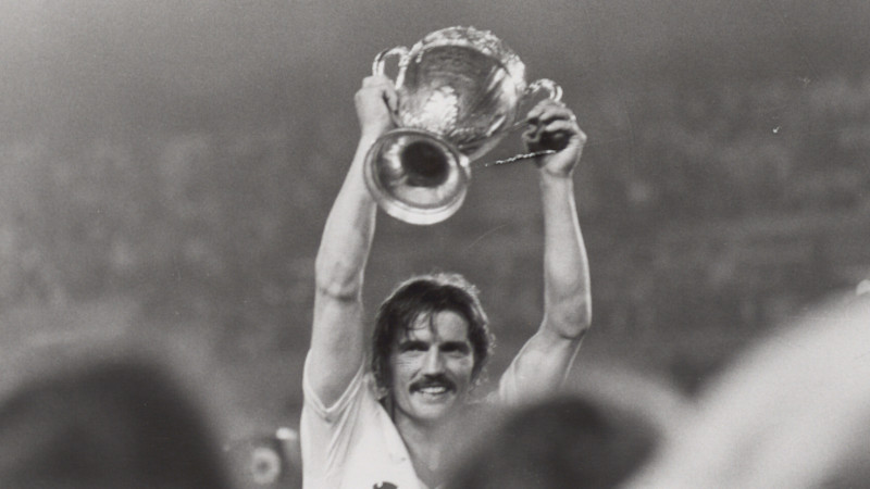 En 1979, le FC Nantes remporte pour la première fois la Coupe de France, brandie par son capitaine Henri Michel, face à l’AJ Auxerre ©Archives musée FCN – Joël Martin.