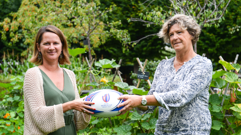 Claire Jouet, directrice du site de Nantes 2023, remet le ballon officiel de la Coupe du Monde de Rugby à Johanna Rolland, maire de Nantes. © Thierry Mézerette pour Nantes Métropole.
