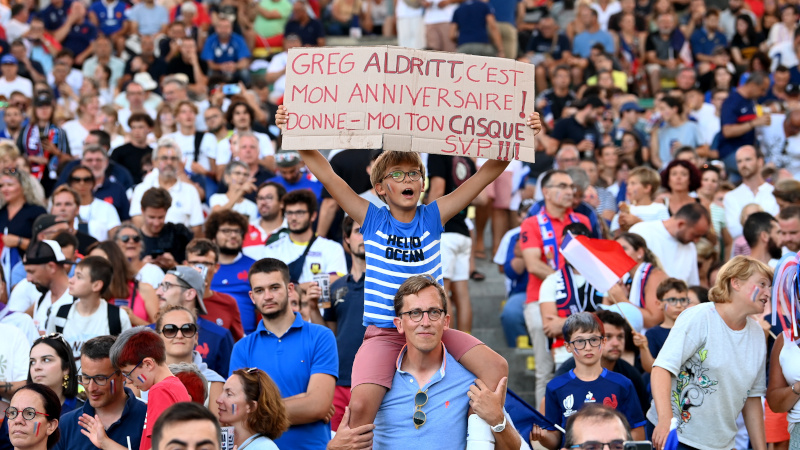 Message. On est venu en famille assister au match et certains spectateurs munis d’un message à l’adresse de joueurs du XV de France.