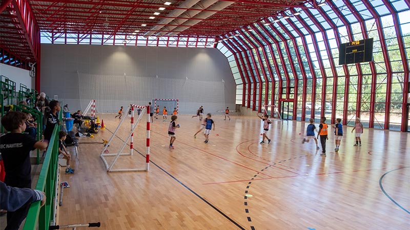 Le mercredi après-midi, c'est handball pour les minots dans la salle 500 du Palais de sports de Beaulieu.