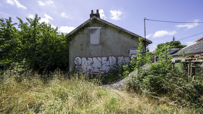 Au fond d’un chemin privé, la Maison de la Boucardière est une petite maison d’environ 50 m², entourée d’un jardin de plus de 300 m². Inoccupée depuis une dizaine d’années, elle est voisine d’autres maisons individuelles, dont deux d’entre elles, propriétés de la Ville de Nantes, sont également inhabitées. Son nom vient du parc de la Boucardière, attenant, sur lequel un projet d’ouverture pourrait être réalisé. Ce lieu très arboré se situe dans le quartier de Chantenay, à proximité de la zone industrielle et portuaire du bas de Chantenay en pleine évolution. Des travaux sont à prévoir.