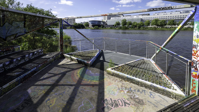 Créée en 2018, la Pêcherie est une création unique et originale conçue dans le cadre du projet d’aménagement des berges nord de l’île de Nantes. Libre d’accès, cet espace atypique de 40 m², construit au plus près de l’eau, offre un point de vue remarquable sur la Loire. La Pêcherie est située le long de la promenade piétonne longeant l’île de Nantes, à proximité d’aménagements publics (belvédère, skate parc, espace de parkour…). Certains passants s’y arrêtent pour y boire un verre ou simplement contempler la vue.