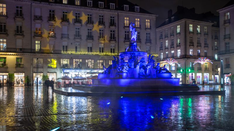 Nantes Métropole illumine la fontaine de la place Royale des couleurs de l'Europe jusqu'au 9 janvier (crédit photo : Céline Jacq pour Nantes Métropole)