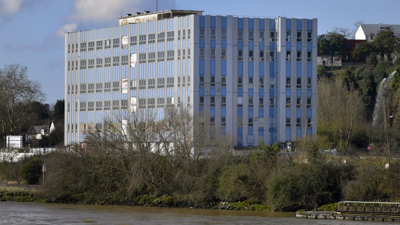 Un bâtiment à la riche histoire</h3>Premier grand bâtiment en béton armé construit au monde, le Cap 44, anciennement Grands moulins de Loire, a été un rouage essentiel de l'industrie agroalimentaire nantaise, notamment pour l'approvisionnement des biscuiteries nantaises. En 1922, 210 personnes travaillent dans les 6 usines, produisant quotidiennement 2700 quintaux de blé © Rodolphe Delaroque. 