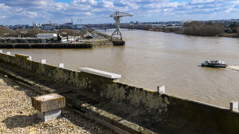 À 25 mètres de hauteur, le toit du bâtiment offre une vue imprenable sur la Loire, l'Île de Nantes et le village de Trentemoult. En 2028, à l'ouverture de la Cité des imaginaires, il accueillera un toit-terrasse accessible gratuitement où l'on pourra se poser pour contempler le fleuve et les couchers de soleil © Thierry Mezerette