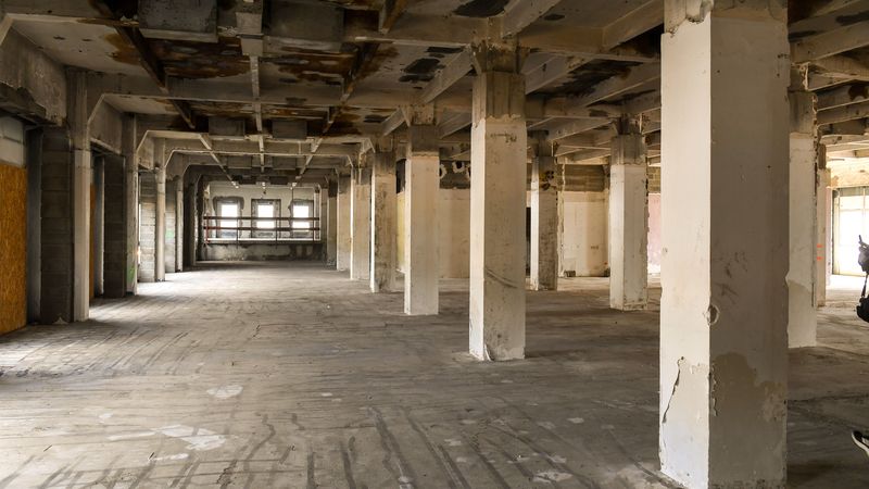 Des volumes généreux</h3>Le site, occupé entre 1972 et 2013 par des bureaux, a été entièrement mis à nu avant de lancer le chantier d'aménagement de la Cité des imaginaires. Ces travaux préparatoires permettent de se rendre compte de la générosité des volumes du bâtiment : 63 mètres de long pour 24 mètres de large sur 25 mètres de hauteur. © Thierry Mezerette