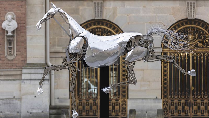 Le cheval Zeus, présenté l'automne dernier dans la cour du château de Versailles. © Claire Lafavabre