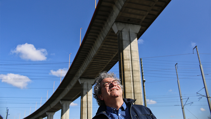 Il y a 30 ans, le journaliste Antoine Thollé participait à la course d'inauguration du pont de Cheviré. Photo : Romain Boulanger pour Nantes Métropole.
