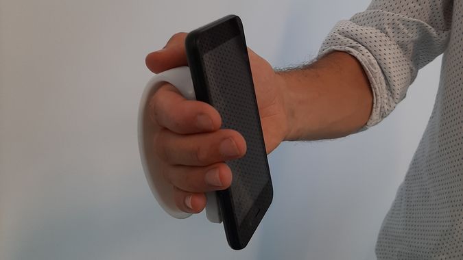 Samuel Dabouis présente un prototype qui permet de tenir un smartphone sans préhension