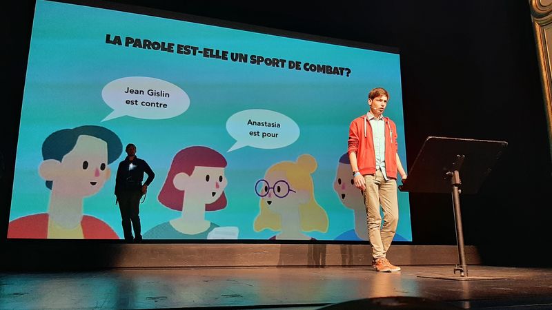 Jeune homme debout sur la grande scène du théâtre Graslin avec un micro, pendant le concours l'éloquence de la différence