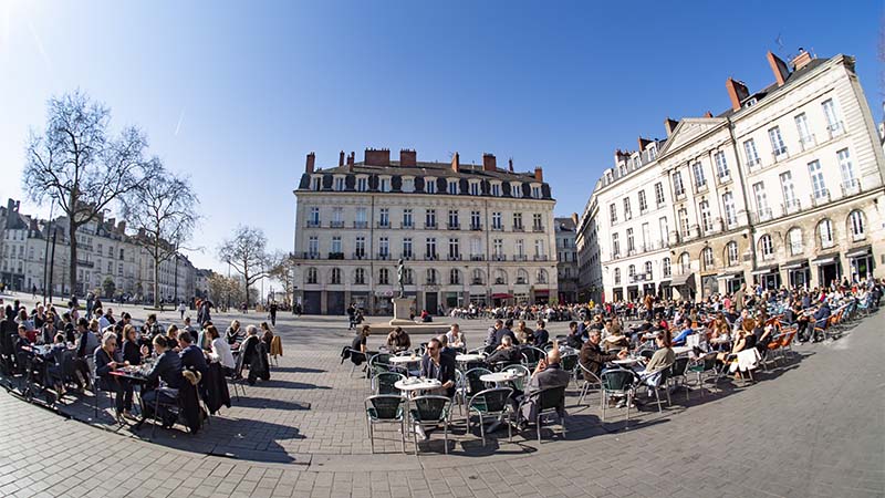 Du 14 avril au 14 octobre, chaises et parasols se déploient généreusement dans les rues de Nantes, avec l’ajout de 131 terrasses estivales.