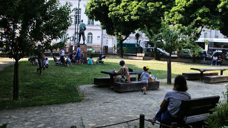 Les bancs du square Halgan, près de l'hôte de ville de Nantes. © Romain Boulanger