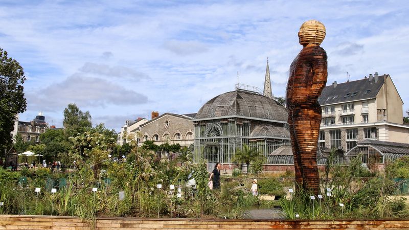 La statue de « L’homme de bois », œuvre permanente du Voyage à Nantes au Jardin des plantes. © Romain Boulanger