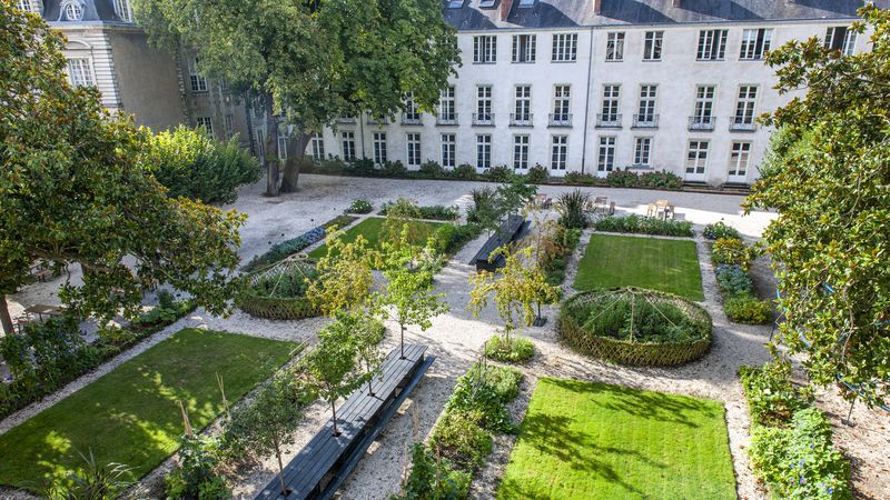 Les tablées monumentales des jardins de l’hôtel-de-ville. © Stephan Ménoret