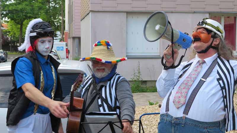 L’association Clown en Nez Veille apporte de la gaieté et de l’inattendu dans le quotidien des habitants confinés.