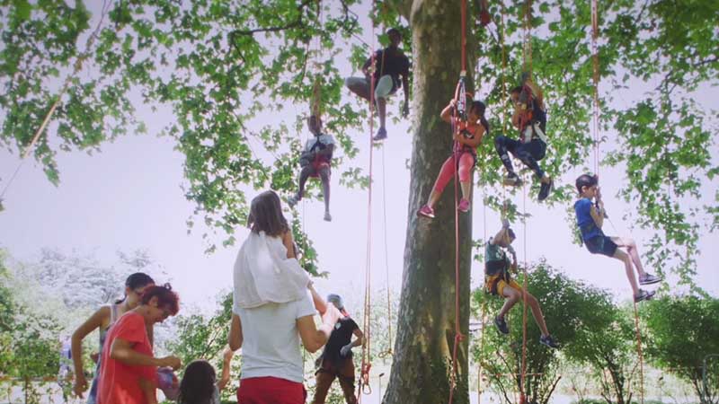 Le mercredi, dans douze parcs nantais, les enfants peuvent pratiquer des activités de plein air (escalade, tyrolienne, accrobranche, tir à l'arc…)