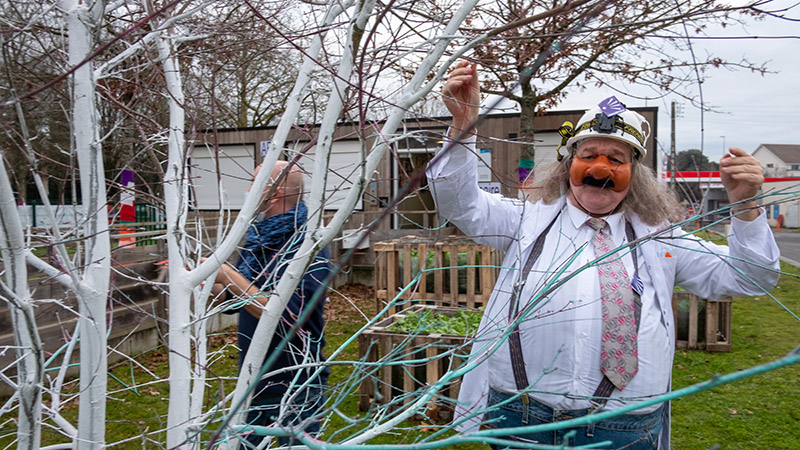 Gaston, membre de l’association Clown en Nez Veille, invite les habitants à déposer leurs vœux dans l’arbre. (Crédit : Patrick Garçon).