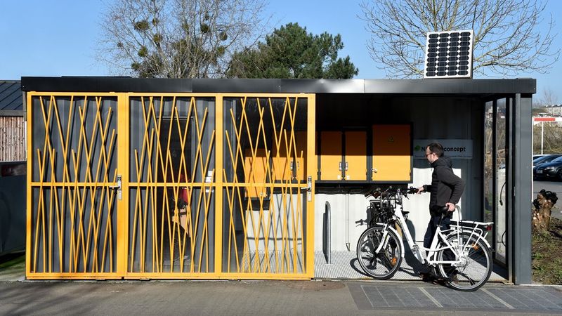 Destiné aux entreprises et collectivités, l’abri-vélo Mobilypod est accessible via une application (photo Jean-Dominique Billaud).