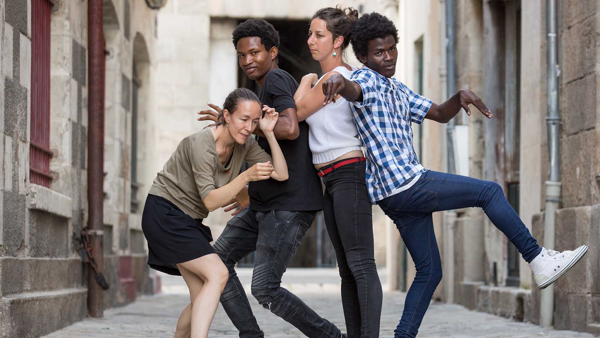 Sandra Walle et Cécile Heulin offrent des ateliers de médiation par la danse aux migrants