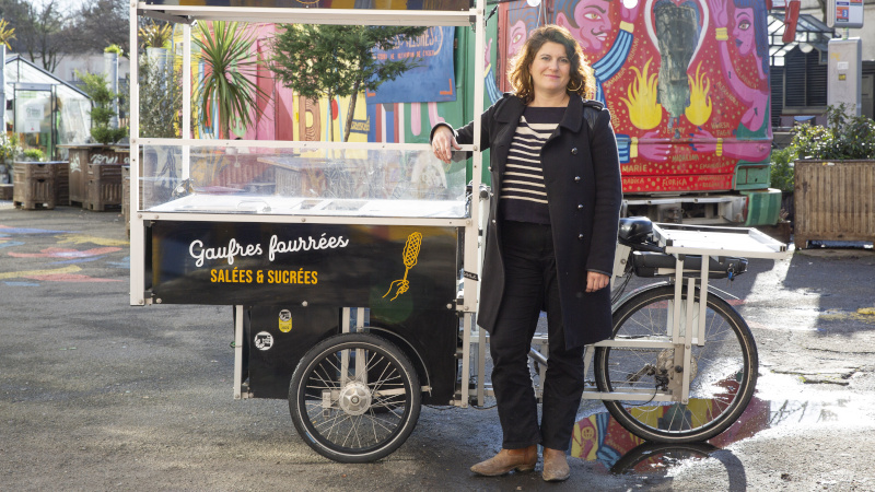 Sur son vélo, équipé de lourdes machines en fonte, Marie-Astrid Leray régale avec ses gaufres © Chriastiane Blanchard pour Nantes Métropole.