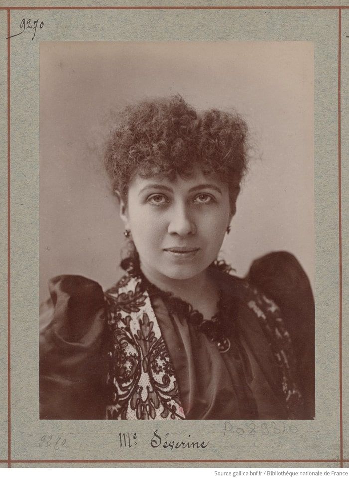 <h3>Caroline Rémy, dite Séverine (1855-1929)</h3> Une des premières femmes journalistes, féministe. Caroline Rémy relance avec Jules Vallès le quotidien révolutionnaire Le Cri du peuple. Elle y publie ses premiers articles, qu’elle signe Séverin. Elle le féminisera plus tard en Séverine qui deviendra son nom de plume. À la mort de Vallès en 1885, elle prend la direction du journal. Elle est alors la seule femme à la tête d’un quotidien en France. Séverine s’affirme comme une journaliste de terrain et d’investigation. Dans ses chroniques, elle dénonce les injustices sociales, les violences policières, la misère des ouvriers et des femmes. Elle s’engage également pour les droits des femmes et fonde avec Marguerite Durand, La Fronde, le premier quotidien destiné aux femmes. Elle milite pour le pacifisme, l’antimilitarisme, l’antiracisme et l’anticolonialisme. Atelier Nadar © Bibliothèque nationale de France – Gallica. 