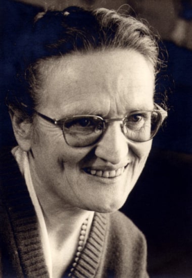 <h3>Louise Foulon-Ropars (1915-1969)</h3> Infirmière de maquis, première assistante sociale des étudiants bretons Louise Foulon-Ropars travaille d’abord dans l’Aisne au sein d’une fondation américaine créée pour les régions dévastées par la Première Guerre mondiale.   Pendant la Seconde Guerre mondiale, elle accueille des résistants clandestin dans son appartement puis devient infirmière d’un groupe de maquisards. Après la guerre, elle est chargée de constituer les services sociaux universitaires de l’Académie de Rennes. Elle s’investit particulièrement pour combattre la tuberculose et l’alcoolisme ainsi que pour l’aide psychologique auprès des étudiants.  Elle s’engage également pour le développement de la médecine préventive universitaire à Rennes, à Brest et à Nantes. © Collection privée.  