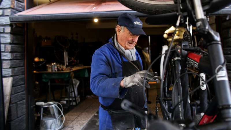 Claude Ollivier répare les vélos dans son atelier boulevard Robert-Schuman © Romain Boulanger pour Nantes Métropole.
