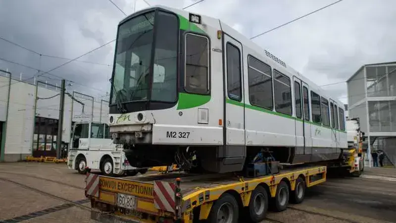 Les anciennes rames TFS sont dégroupées en trois tronçons, les bogies (roues) étant chargés à part, puis envoyées chez un prestataire par convoi exceptionnel © Patrick Garçon.