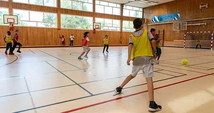 Dans le gymnase Urbain Le Verrier, à Nantes, un groupe d'enfants dispute un match de futsal.