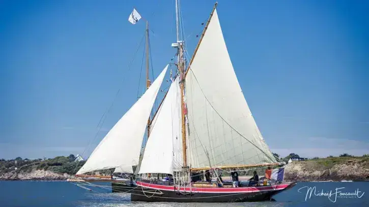 Le bateau Saint-Michel II en train de naviguer. 